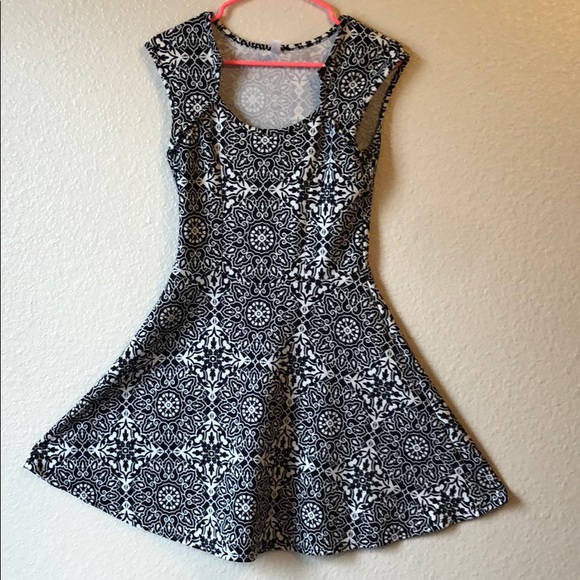 Dresses & Skirts - Black and white print dress
